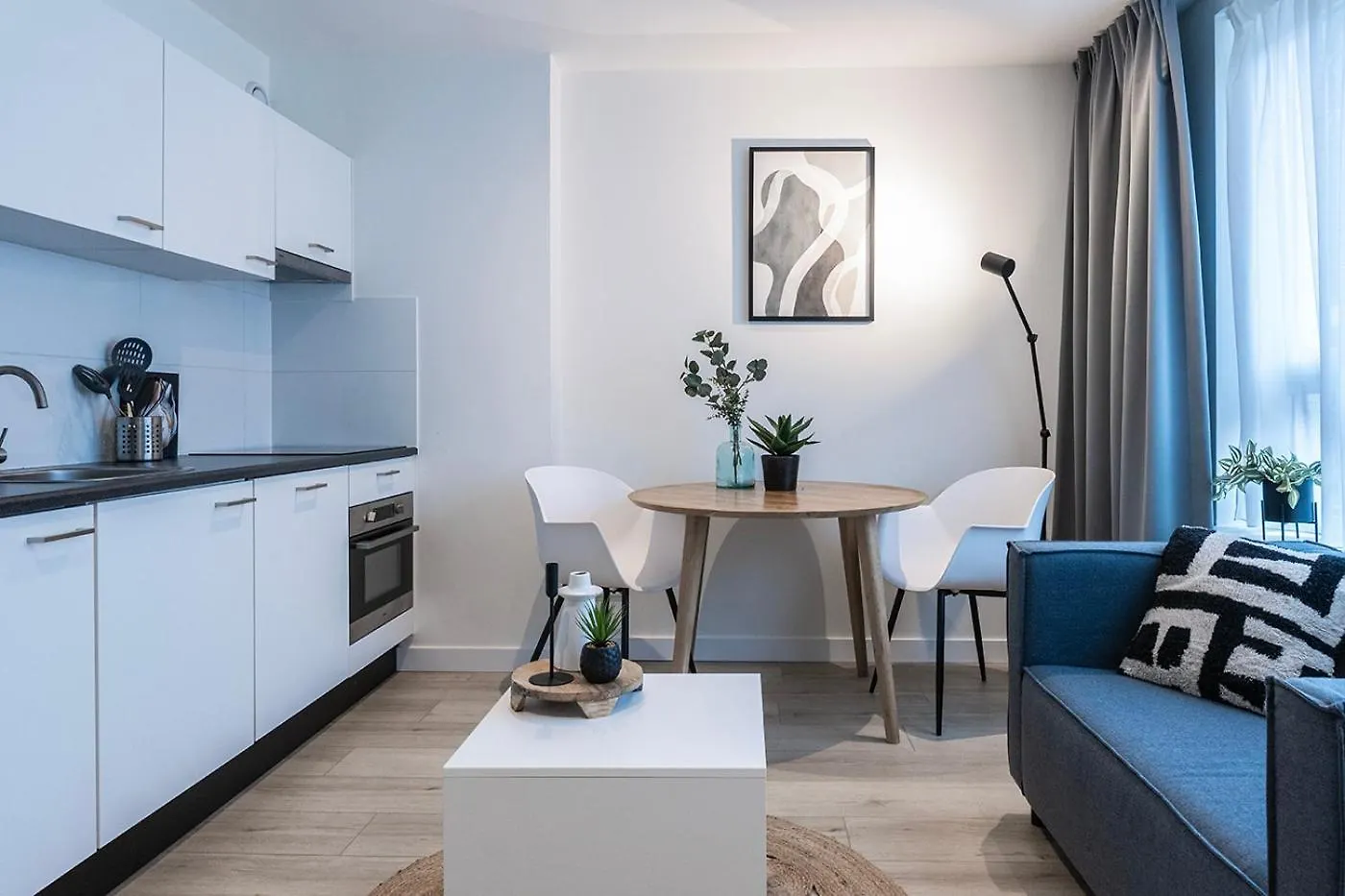New Kitchen, Vibrant Home Close To Supermarket contacts